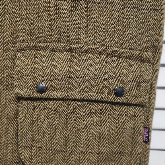 Walker & Hawkes - Men's Derby Tweed Warrington Shooting Gilet w/Shoulder Patch - Picture 4 of 9